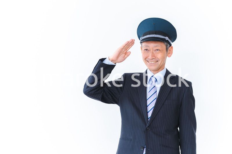 笑顔で仕事をする車掌