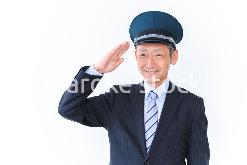 笑顔で仕事をする車掌