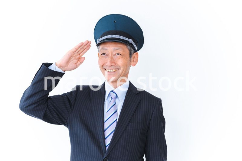 笑顔で仕事をする車掌