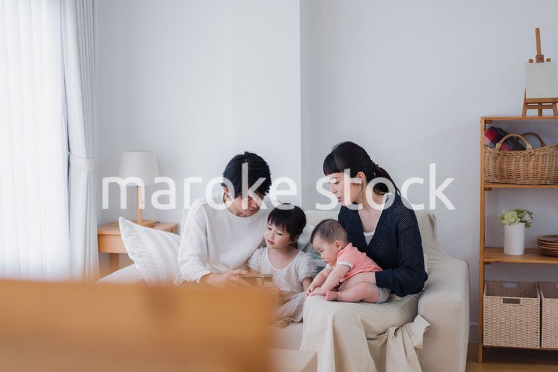 家族団らんの時間を過ごす家族