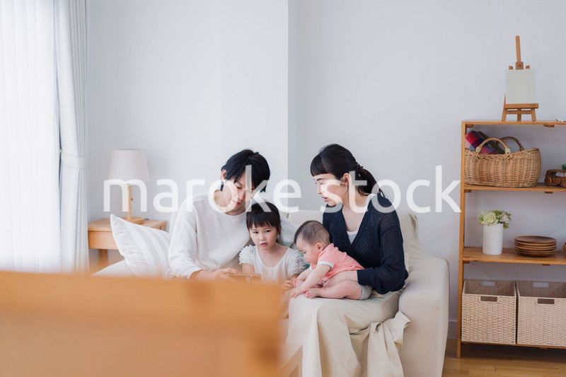 家族団らんの時間を過ごす家族