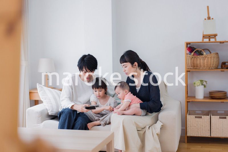 家族団らんの時間を過ごす家族