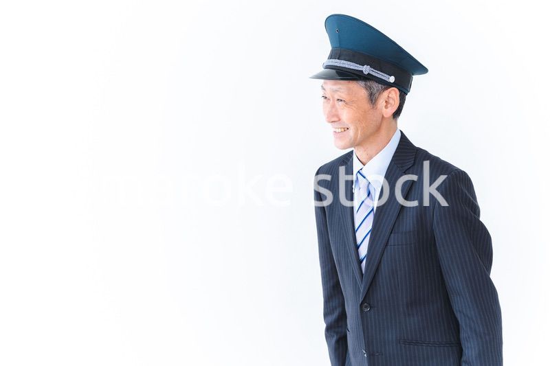 笑顔で仕事をする車掌