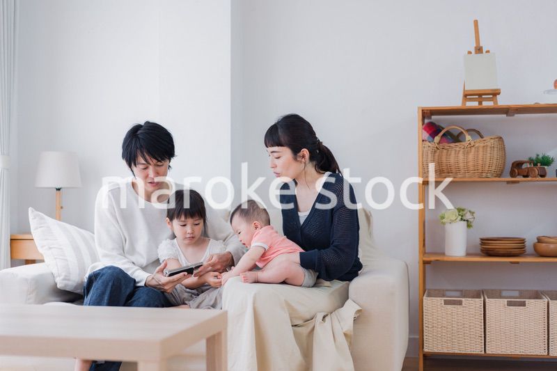 家族団らんの時間を過ごす家族