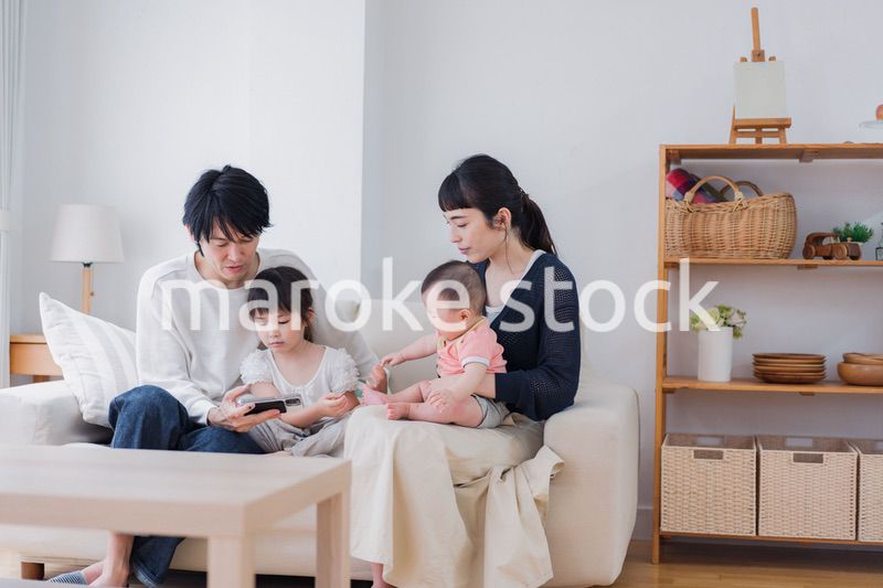 家族団らんの時間を過ごす家族