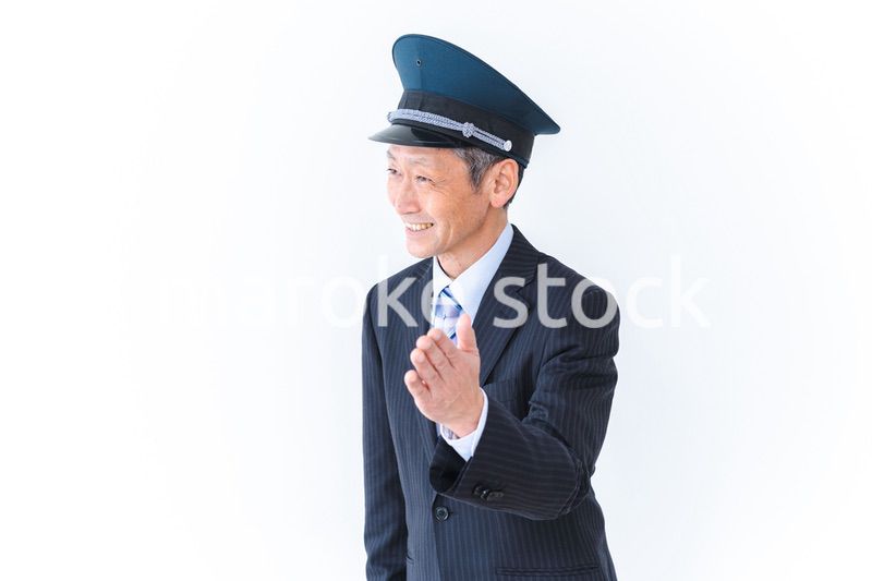 お客様を案内する車掌