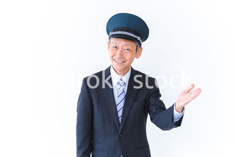 お客様を案内する車掌