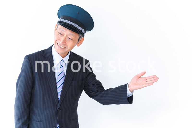 お客様を案内する車掌