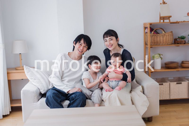 家族団らんの時間を過ごす家族