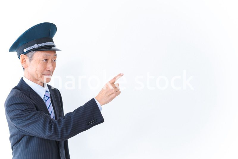 指差し確認をする高齢の車掌