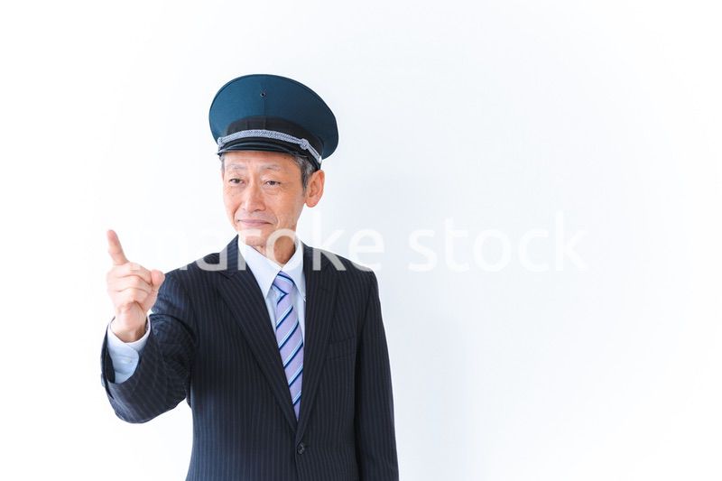 指差し確認をする高齢の車掌