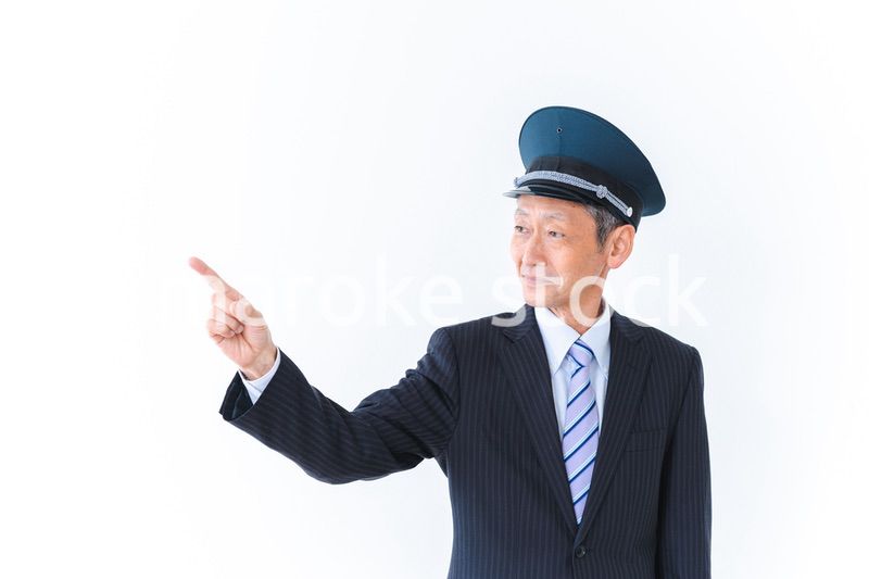指差し確認をする高齢の車掌