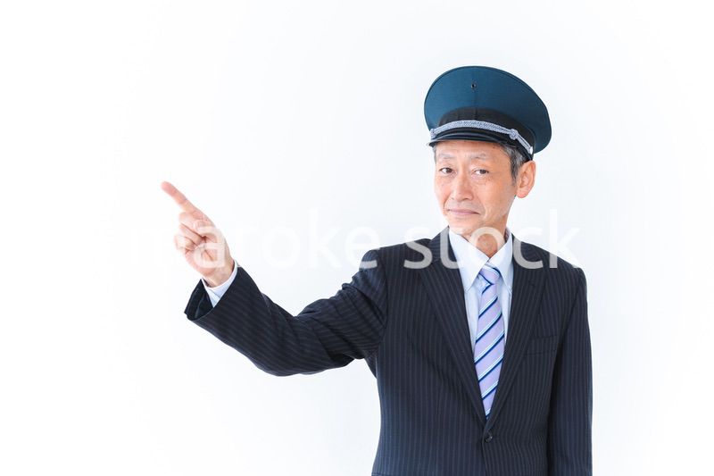 指差し確認をする高齢の車掌