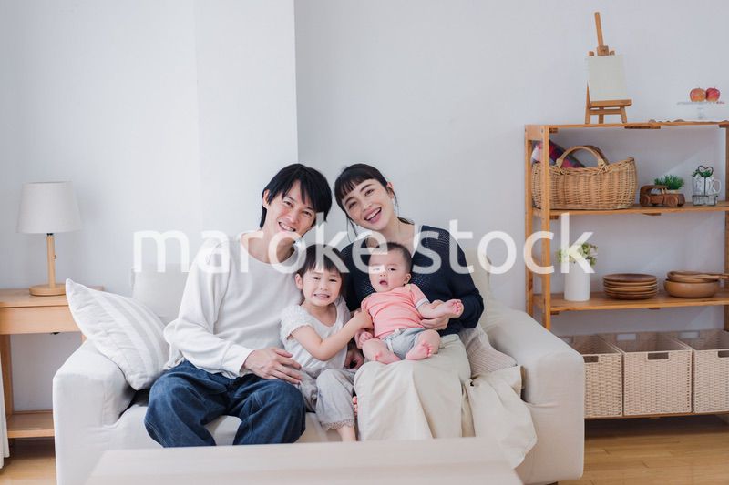 家族団らんの時間を過ごす家族