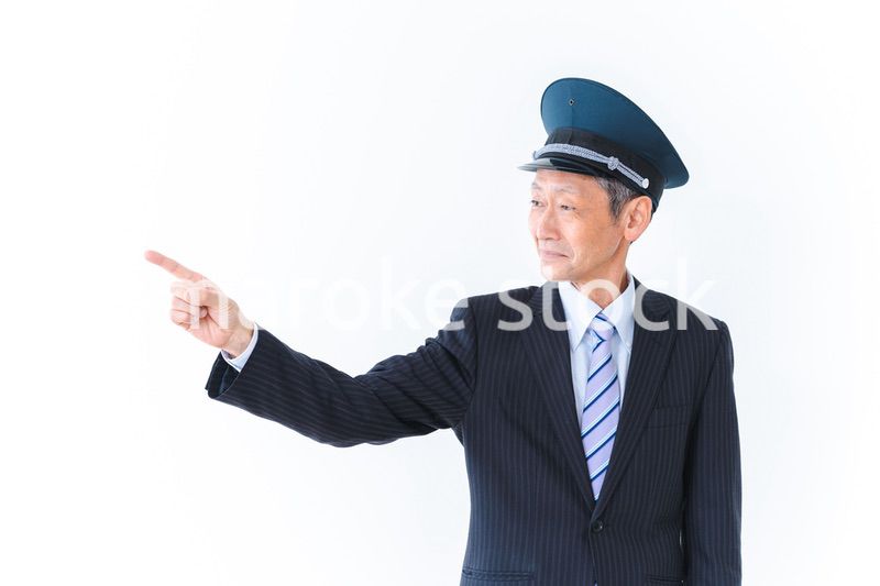 指差し確認をする高齢の車掌