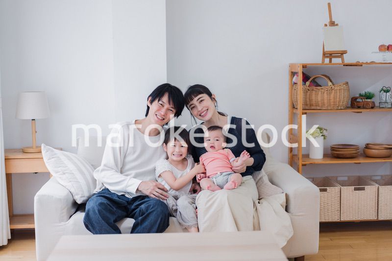 家族団らんの時間を過ごす家族