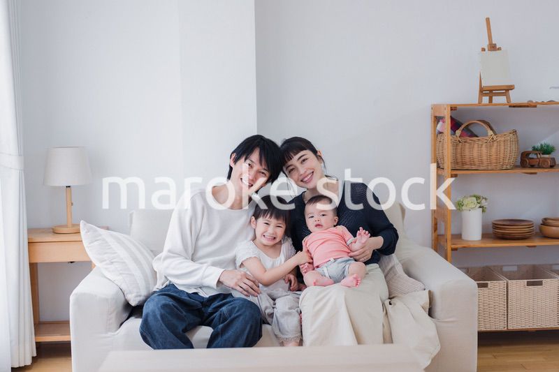 家族団らんの時間を過ごす家族