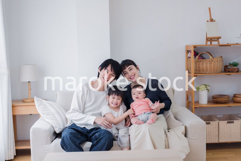 家族団らんの時間を過ごす家族