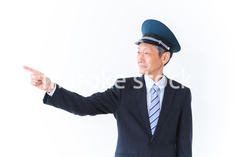 指差し確認をする高齢の車掌