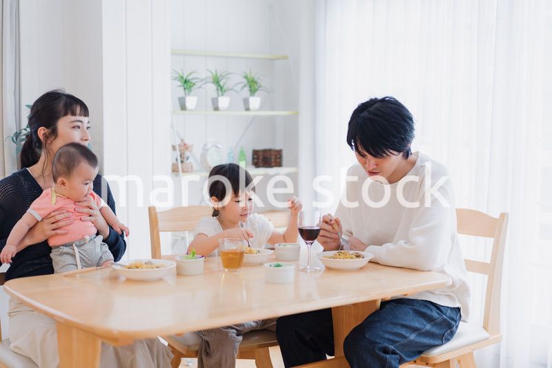 全員でごはんを食べる幸せな家族