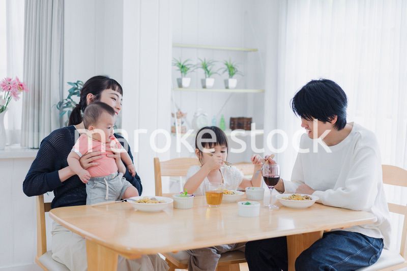 全員でごはんを食べる幸せな家族