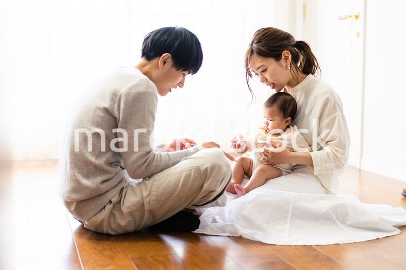 赤ちゃんに絵本の読み聞かせをするファミリー