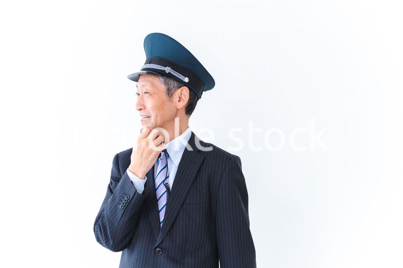 車内放送をする男性の車掌
