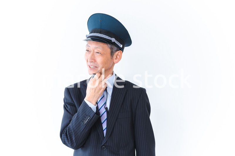 車内放送をする男性の車掌