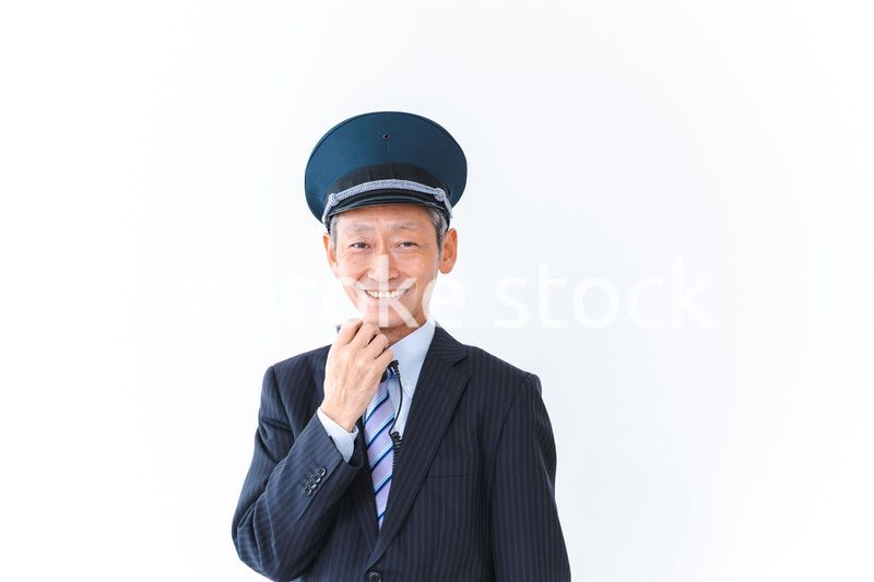 車内放送をする男性の車掌