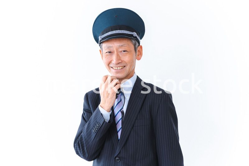 車内放送をする男性の車掌