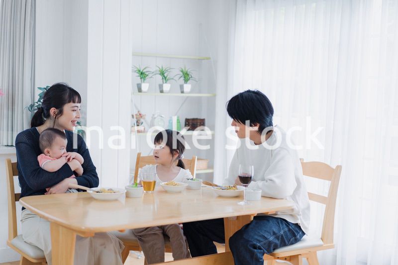 全員でごはんを食べる幸せな家族