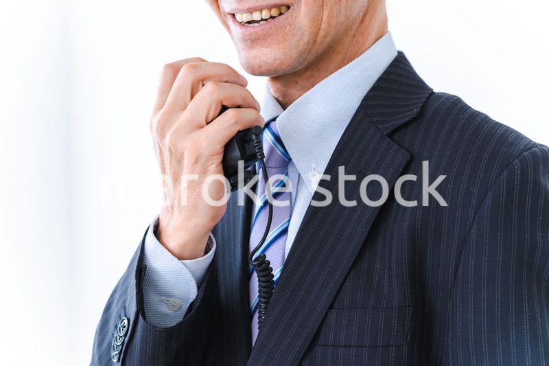 車内放送をする男性の車掌