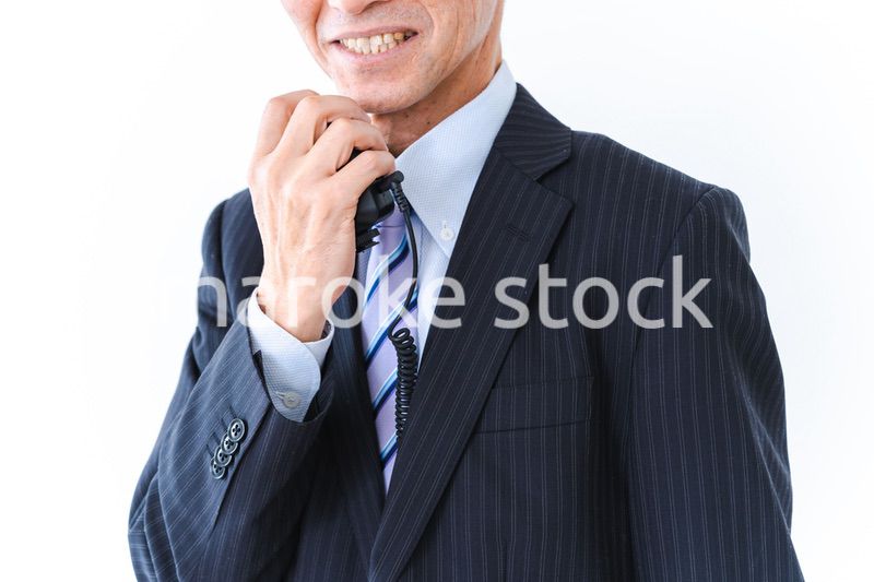 車内放送をする男性の車掌