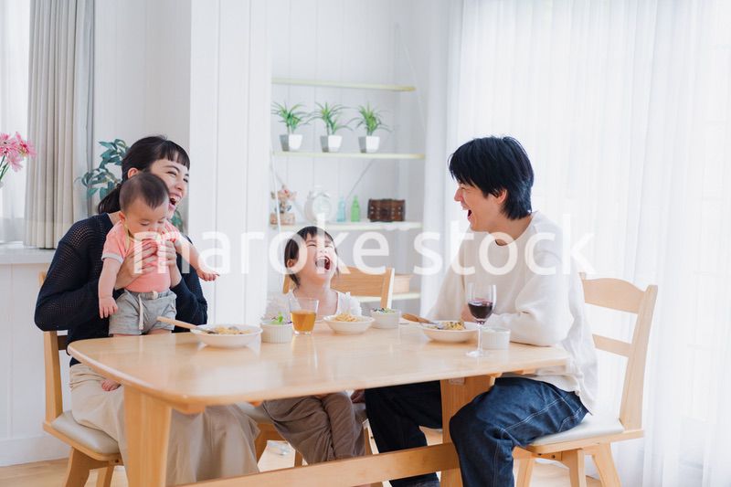 全員でごはんを食べる幸せな家族
