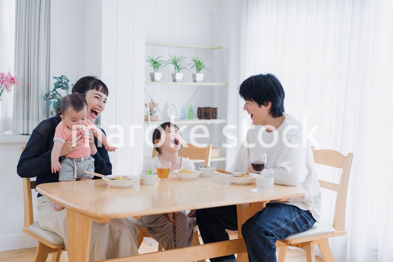 全員でごはんを食べる幸せな家族