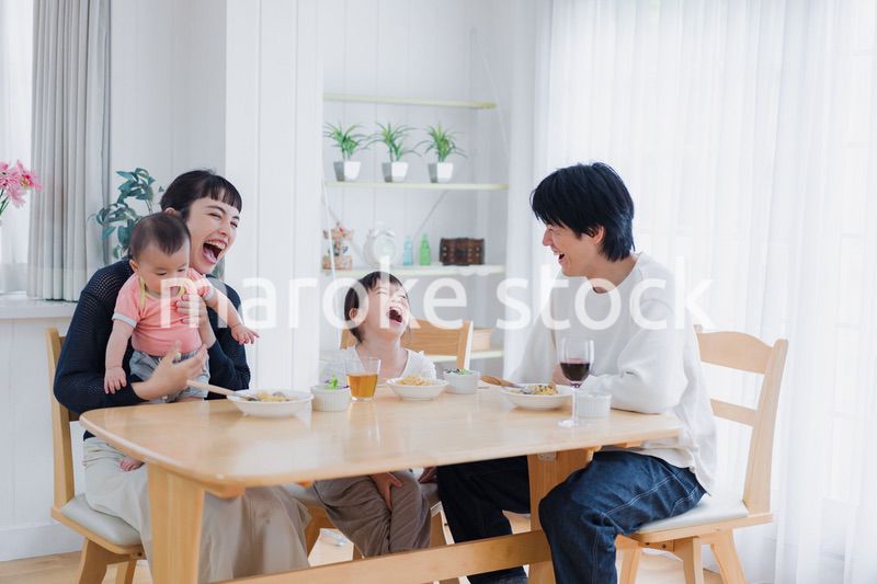全員でごはんを食べる幸せな家族