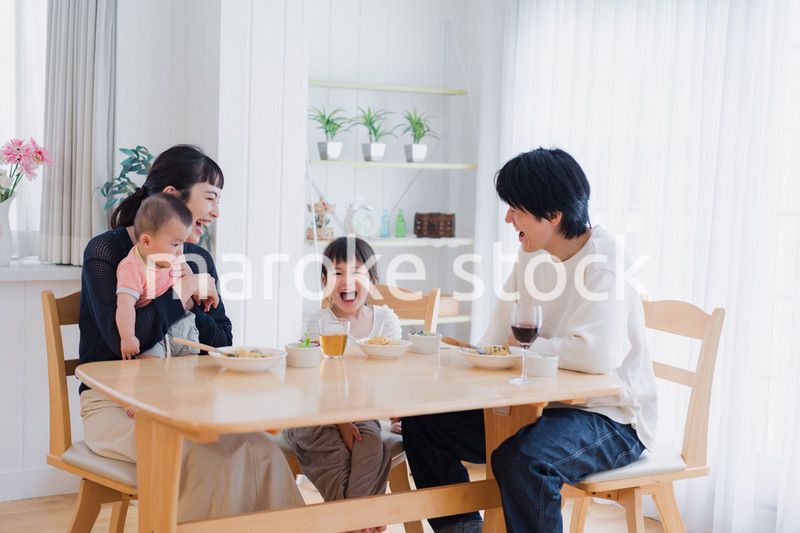 全員でごはんを食べる幸せな家族