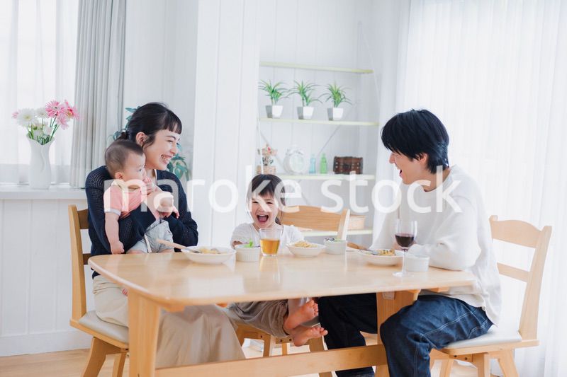 全員でごはんを食べる幸せな家族