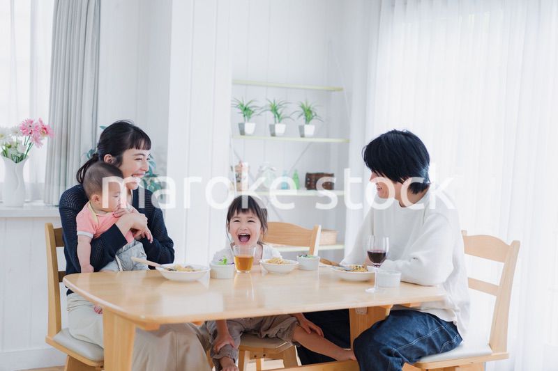全員でごはんを食べる幸せな家族