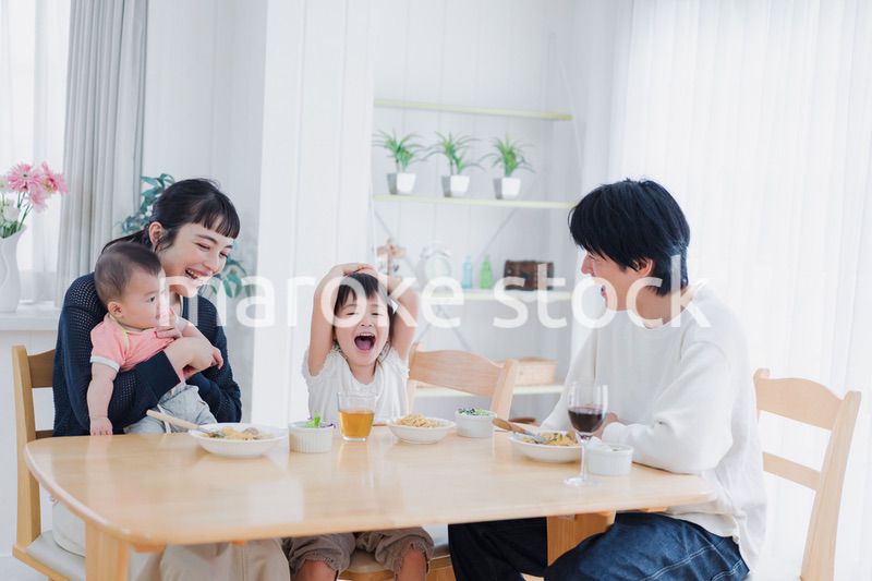 全員でごはんを食べる幸せな家族