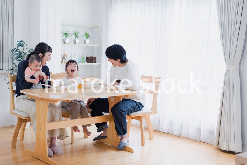 全員でごはんを食べる幸せな家族