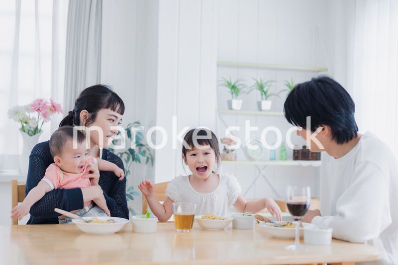 全員でごはんを食べる幸せな家族