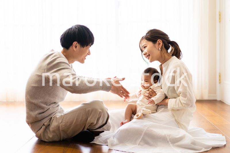 楽しく子育てをする幸せなファミリー