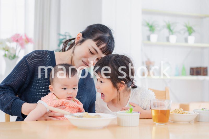 赤ちゃんのお世話をする子ども