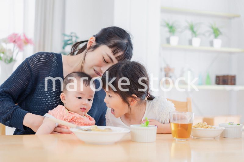 赤ちゃんのお世話をする子ども