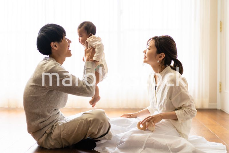 楽しく子育てをする幸せなファミリー