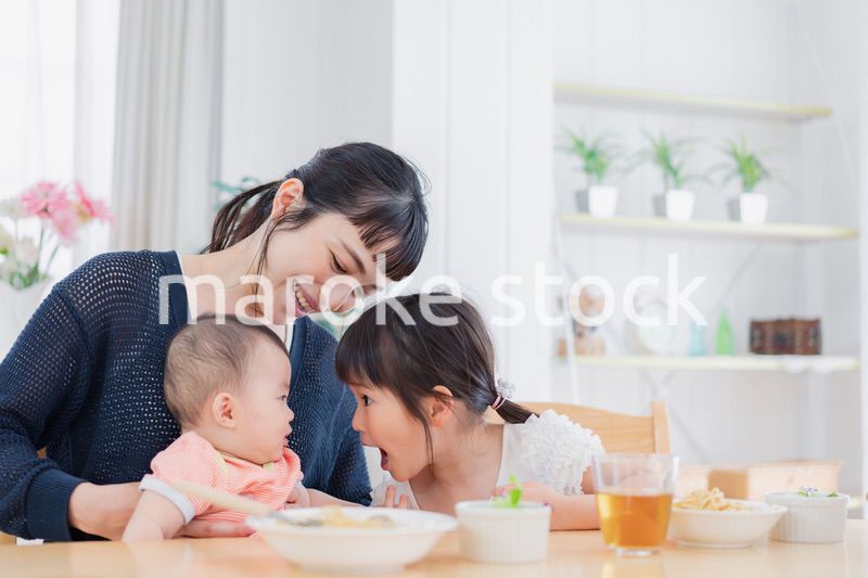 赤ちゃんのお世話をする子ども