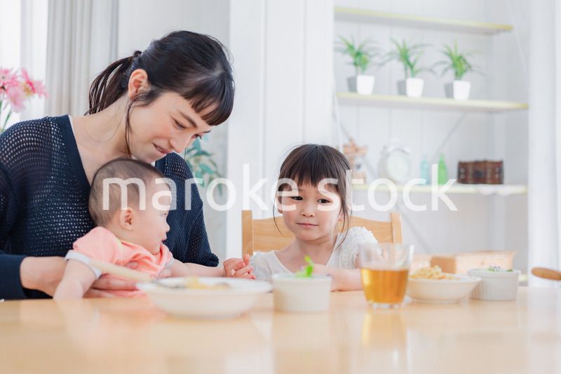 赤ちゃんのお世話をする子ども