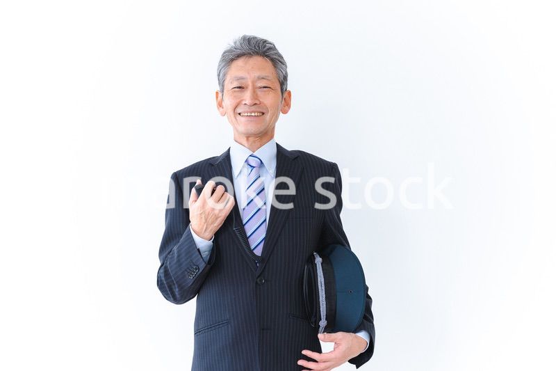 バスガイドをする高齢の男性