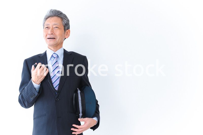 バスガイドをする高齢の男性